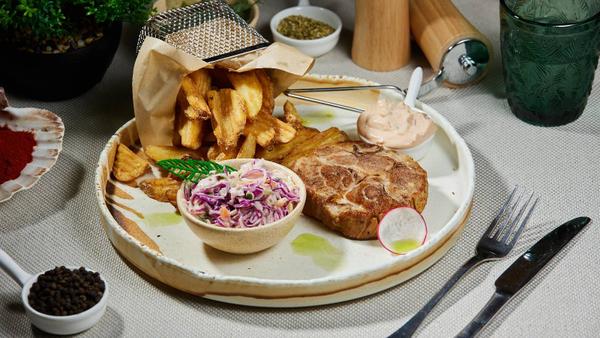 Ceafă de porc sous vide, french fries cu sos Nord Bistro și salată Coleslaw